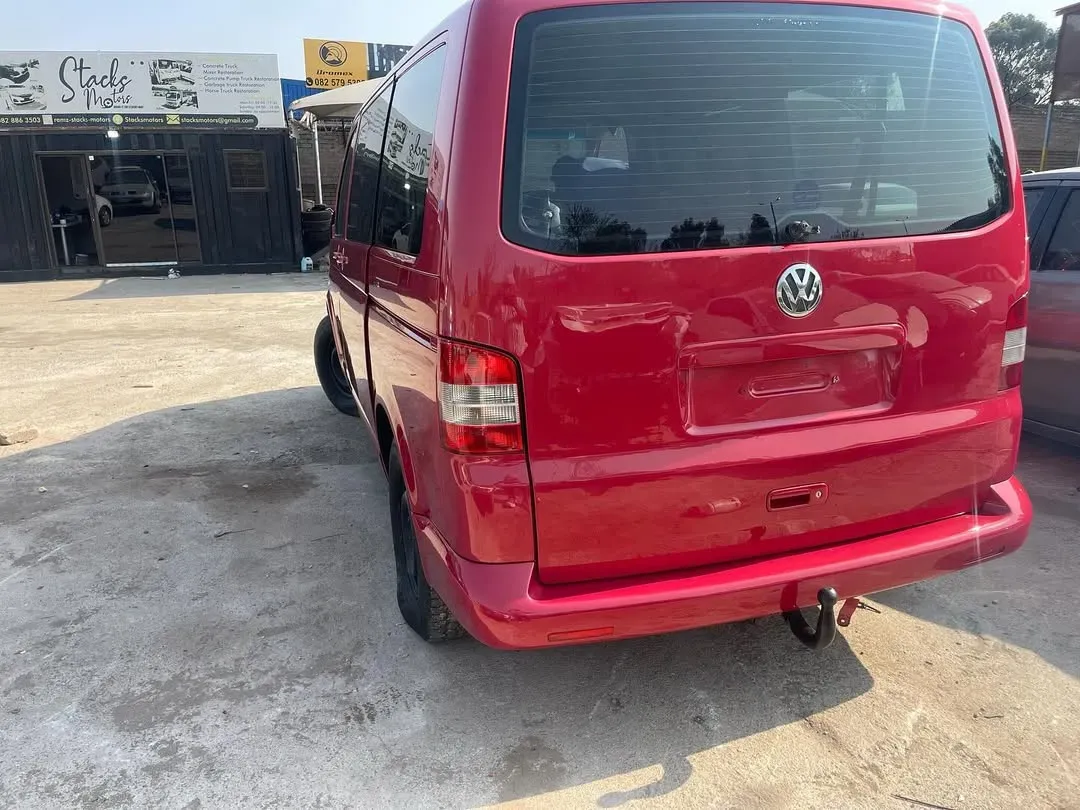 After full body respray – Volkswagen Kombi with fresh high-gloss factory finish